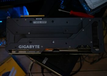 A gigabyte graphics card's backplate is visible.